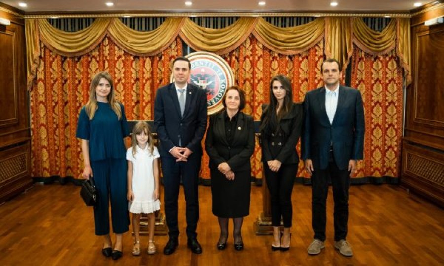 Abdixhiku me gruan dhe vajzën shkojnë në rezidencën e presidentit Rugova