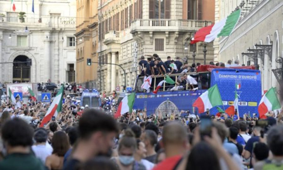 Pamje nga festa e Italisë pas rikthimit në Romë