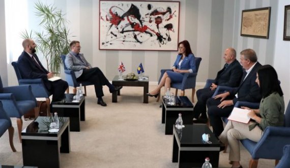 Ambasadori Abbott ofron përkrahje për pakicat në Kosovë