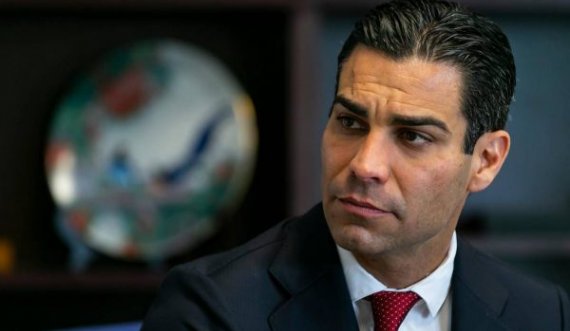 Kryebashkiaku i Miamit përmend ndërhyrjen e SHBA-së për Kosovën, si model të mundshëm në sulmet ajrore kundër Kubës