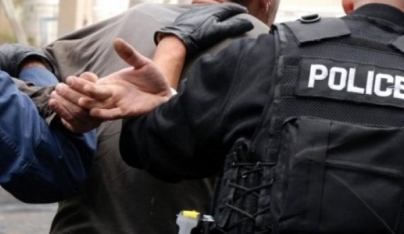 Arrestohet burri nga Fushë Kosova, e sulmoi dhe e detyroi të kryejë marrëdhënie seksuale një vajzë