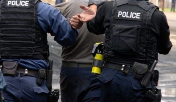Policia në Ferizaj arreston një 21 vjeçar të kërkuar për shpërndarje të substancave narkotike