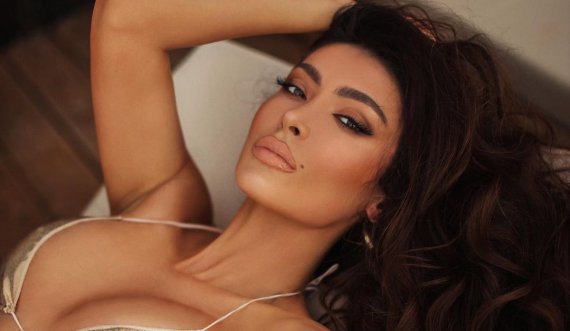 Nora Istrefi pozon duke vallëzuar me bikini në plazh