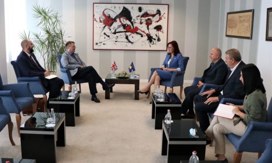 Ambasadori Abbott ofron përkrahje për pakicat në Kosovë