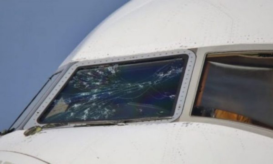 Piloti detyrohet të bëjë ulje emergjente, aeroplani u dëmtua nga breshëri