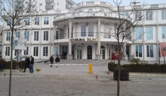 Arrestohet drejtori i Urbanizmit në Klinë dhe një zyrtar