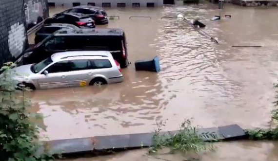 Vetura të zhytura në ujë dhe shtëpi të shkatërruara, pamje nga përmbytjet në Gjermani