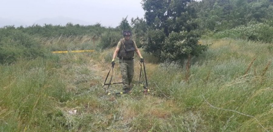Largohen mjetet shpërthyese në një pjesë të Gjakovës