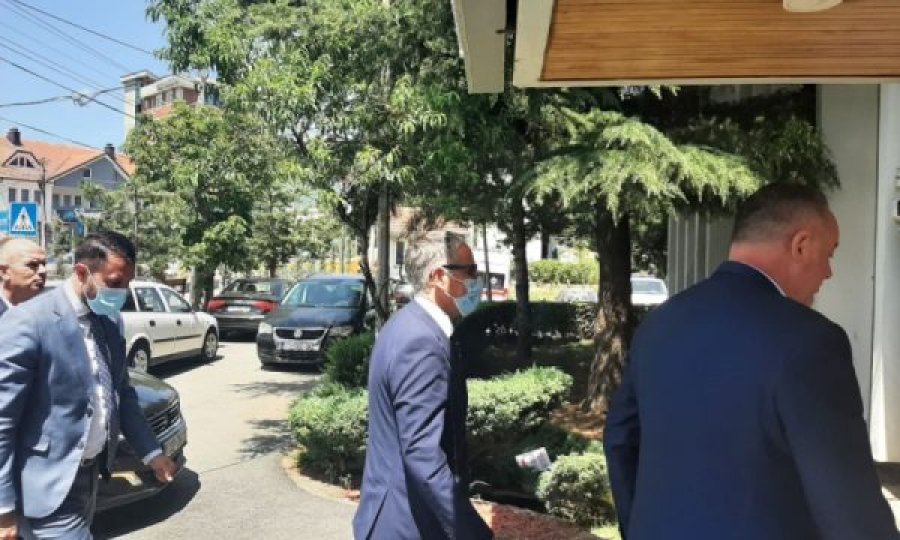 Ministri Vitia viziton Deçanin, thotë se ka rënë fluksi i qytetarëve që po kërkojnë ndihmë mjekësore