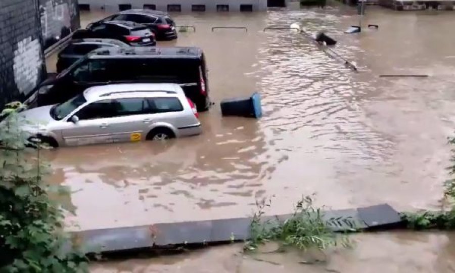 Vetura të zhytura në ujë dhe shtëpi të shkatërruara, pamje nga përmbytjet në Gjermani