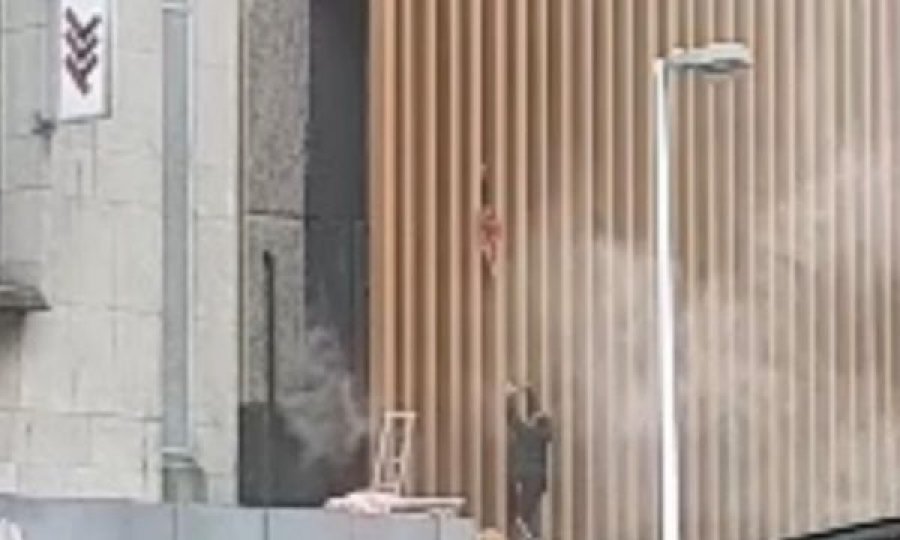 Momenti kur nëna hedh vajzën nga ndërtesa për ta shpëtuar nga zjarri