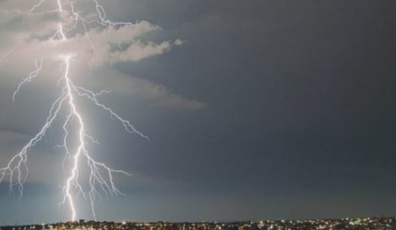 Goditje e fuqishme e rrufesë në Prizren