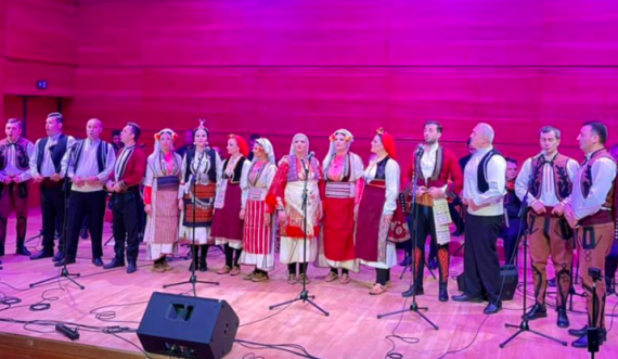 Drejtori i Ansamblit Shkodran Tolaj ndoqi për së afërmi koncertin e ansamblit 'Tanec'