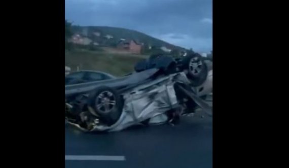Aksident i rëndë në hyrje të Pejës, vetura përfundon me katër rrota në përpjetë