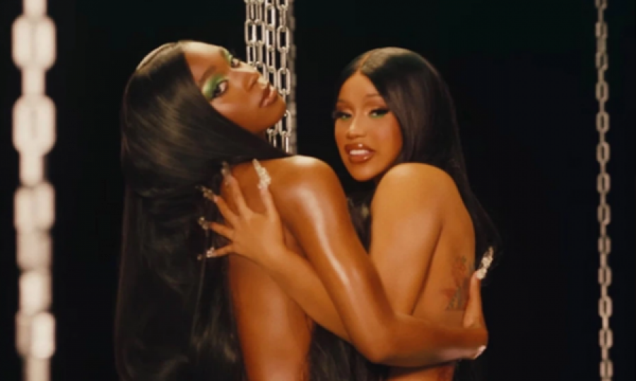 Të përqafuara dhe nudo, videoklipi “hot” i dy këngëtareve