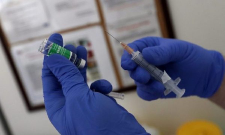 Ambasada amerikane: Vaksinimi kundër COVID-19 nuk të bën magnetik