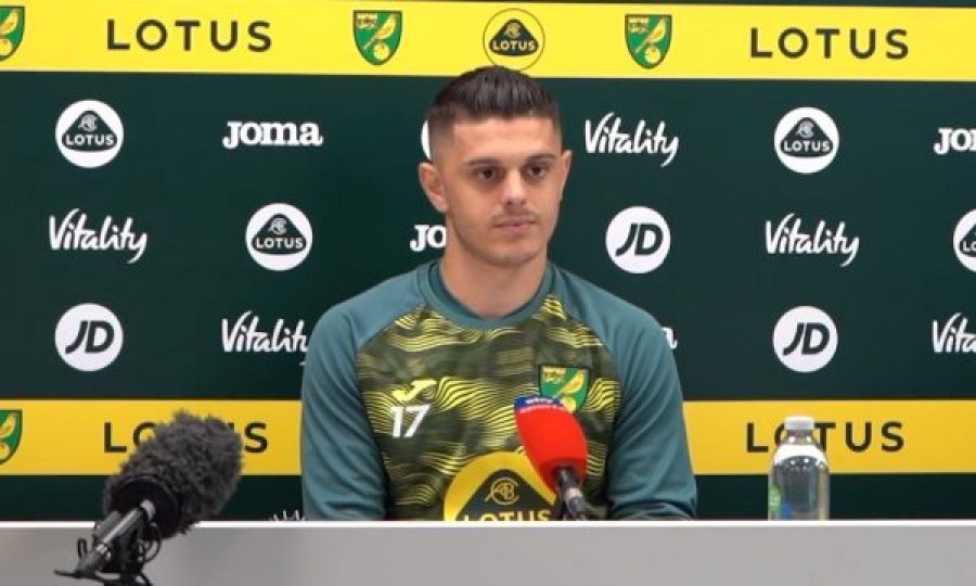 Gjatë prezantimit te Norwich, Rashica shfrytëzon rastin ta promovojë Kosovën