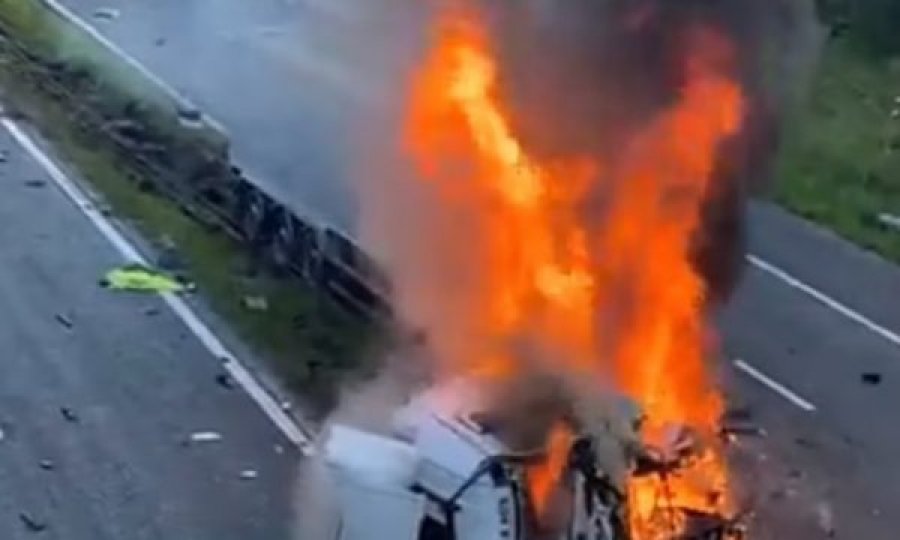 Kamioni merr përpara disa vetura në autostradë dhe shpërthen në flakë