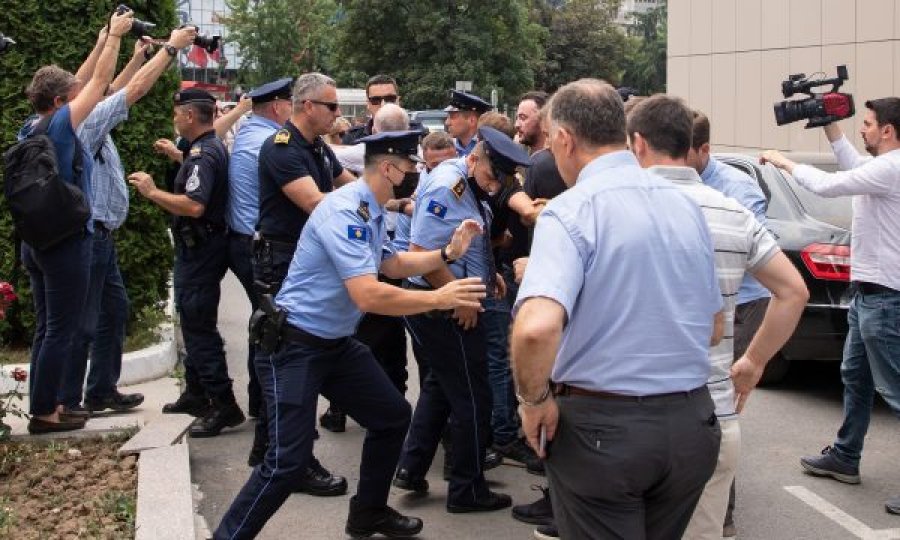 Pas reagimeve, Qeveria del me deklaratë për arrestimin e zyrtarëve të PSD-së