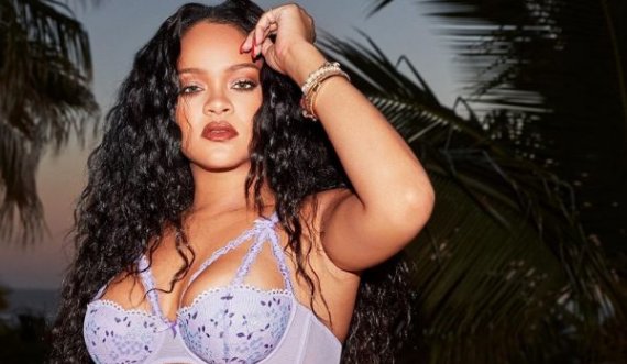 Rihanna tregon linjat trupore në të brendshme me një video flirtuese