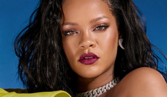 Rihanna tejet provokuese pozon me të brendshme