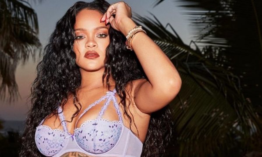 Rihanna tregon linjat trupore në të brendshme me një video flirtuese