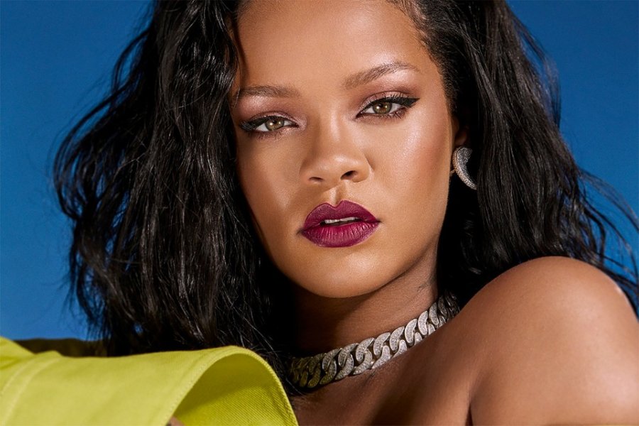 Rihanna tejet provokuese pozon me të brendshme