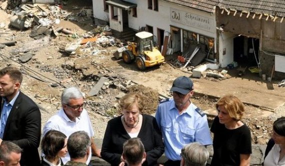 Merkel viziton një nga zonat e përmbytura: Gjuha gjermane nuk mund ta përshkruajë