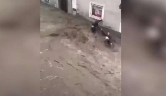 Përpjekja e dy burrave për t’iu shpëtuar përmbytjeve në Austri