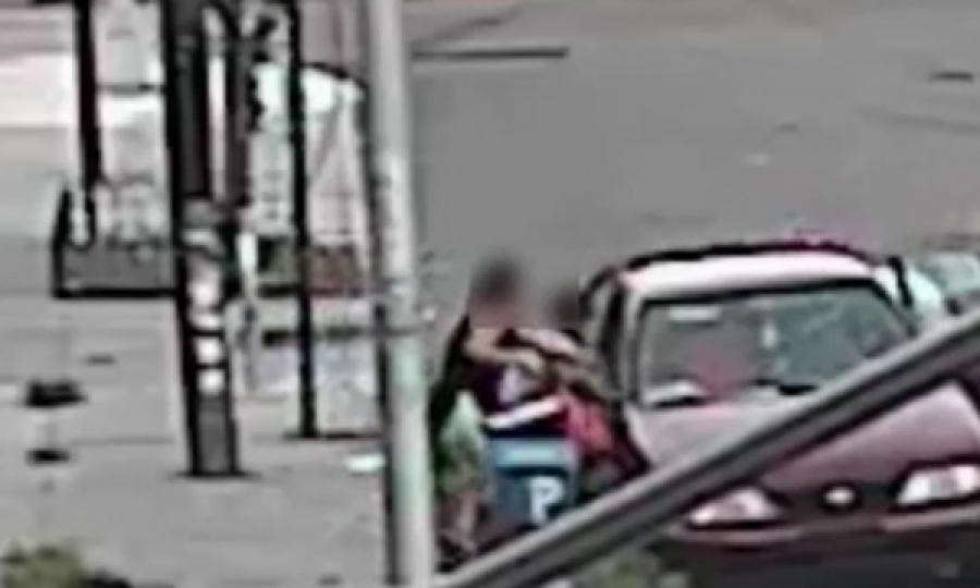 Gruas në SHBA i rrëmbejnë djalin, momenti kur ajo nxiton dhe e nxjerr përmes dritares