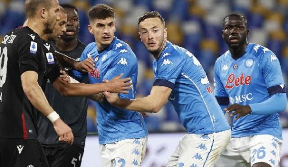 Napoli e hedh poshtë ofertën e Manchester Unitedit për mbrojtësin e shumëkërkuar