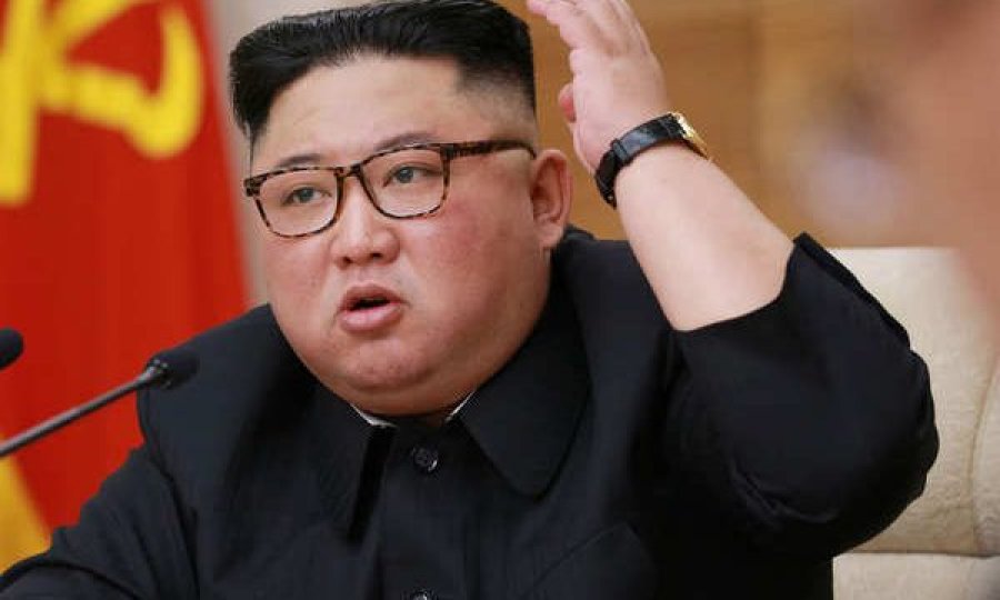 Kim Jong-un shfaqet edhe më i dobësuar