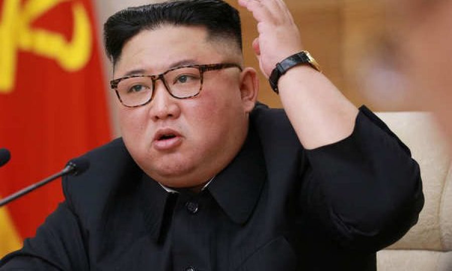 Kim Jong-un në tapet të kuq me sandale, analistët spekulojnë se çfarë do të thotë kjo