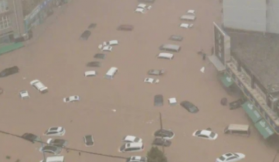 Përmbytje të mëdha në Kinë – Njerëzit bllokohen në metro, veturat i bartë uji