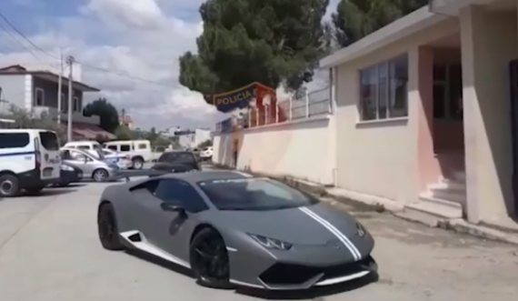  Kosovarët garojnë me Lamborghini dhe BMW me shpejtësi marramendëse drejt Vlorës, ikin nga policia 