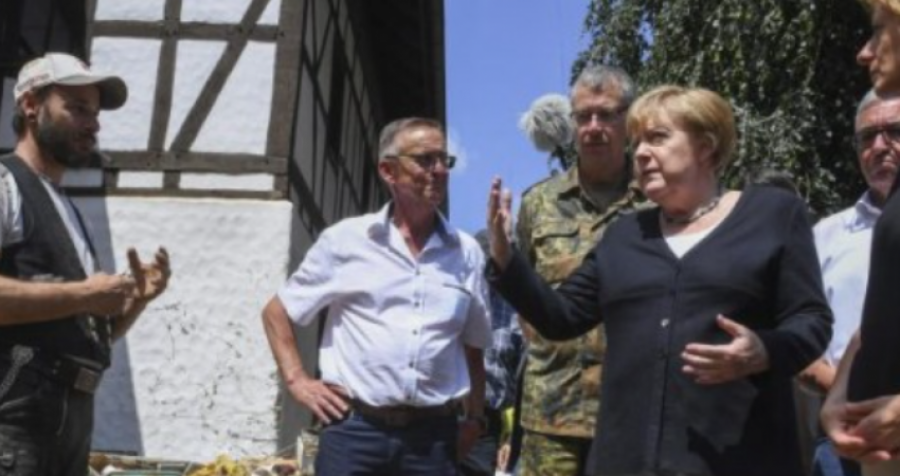 Merkel viziton zonat e përmbytura në Gjermani
