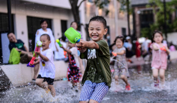 Kina largon dënimet, i lejon qytetarët të bëjnë fëmijë sa të duan