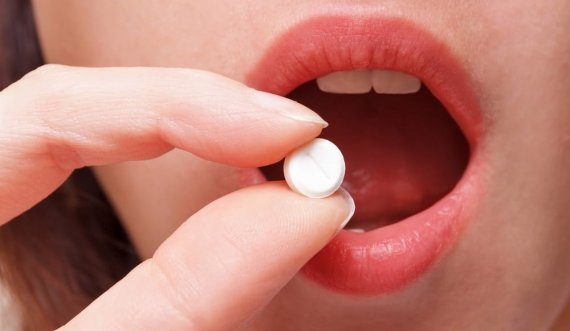 Çfarë ndodh nëse gëlltisni pilula pa ujë? 