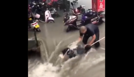 Pamje nga Kina: Qytete të tëra nën ujë dhe njerëz që luftojnë nëpër përrenj për të shpëtuar
