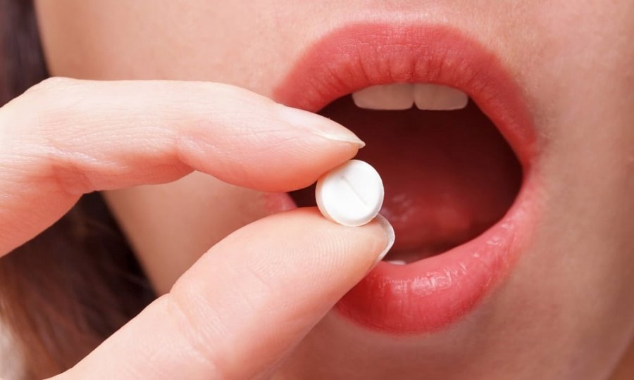 Çfarë ndodh nëse gëlltisni pilula pa ujë? 
