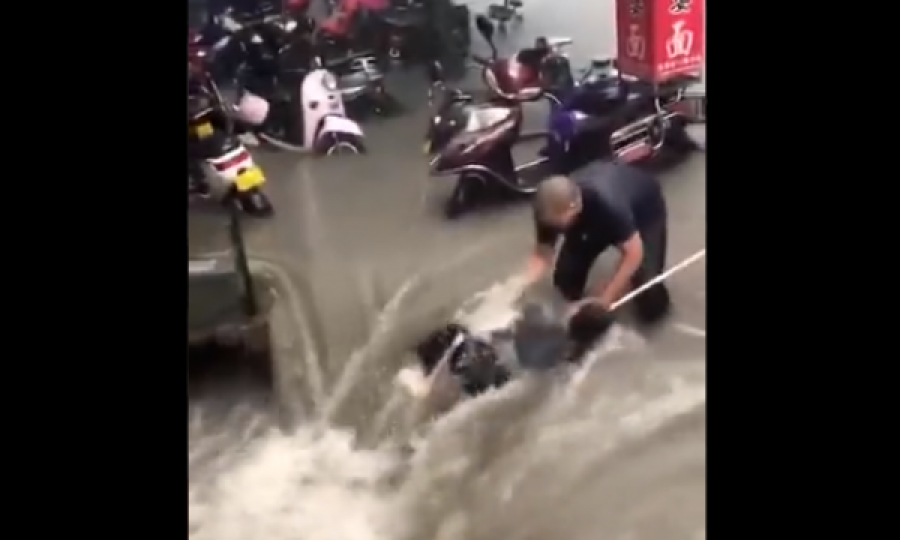 Pamje nga Kina: Qytete të tëra nën ujë dhe njerëz që luftojnë nëpër përrenj për të shpëtuar