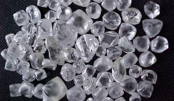  60-vjeçarja arrin të vjedhë diamantet me vlerë 4,8 milionë, i zëvendëson me gurë të zakonshëm 