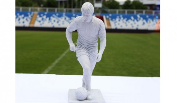 Veteranët e futbollit të Kosovës dhe ata të Shqipërisë do të përballen mes vete pas përurimit të shtatores së Fadil Vokrrit
