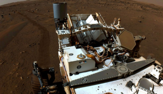  Roveri i NASA-s përgatitet që ta marrë mostrën e parë të gurëve në Mars 