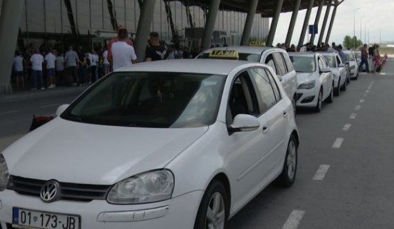  Protestojnë taksistët në aeroport, thonë se janë të rrezikuar me jetë nga ilegalët 