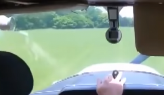  Motori i vetëm fiket në ajër, piloti-student bën ulje emergjence që të lë pa frymë 