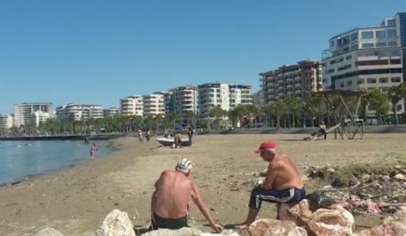 “Nuk luajmë nga këtu” – pushuesit qëndrojnë në plazhin e Vlorës edhe pas të shtënave me armë