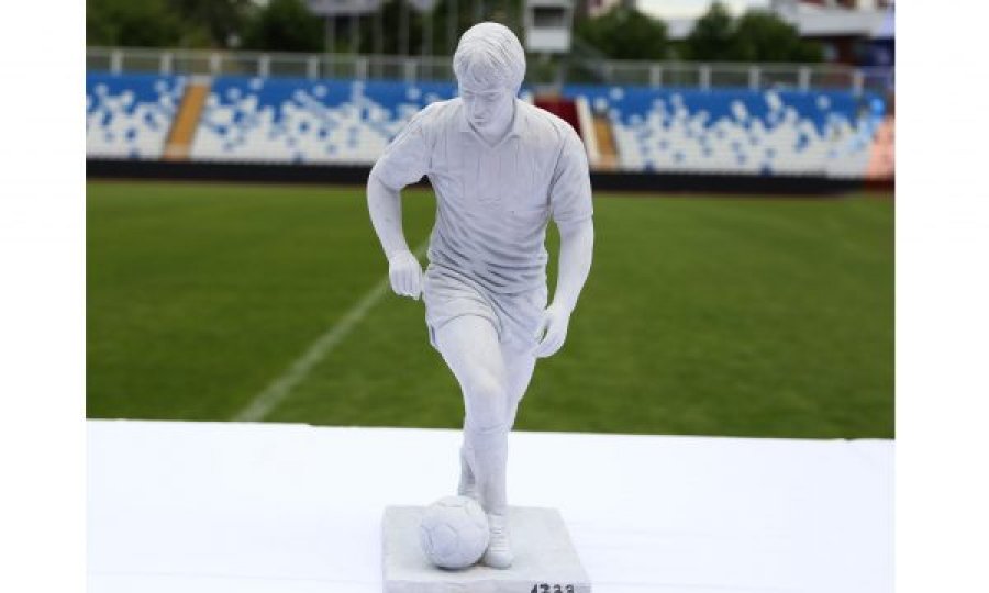 Veteranët e futbollit të Kosovës dhe ata të Shqipërisë do të përballen mes vete pas përurimit të shtatores së Fadil Vokrrit