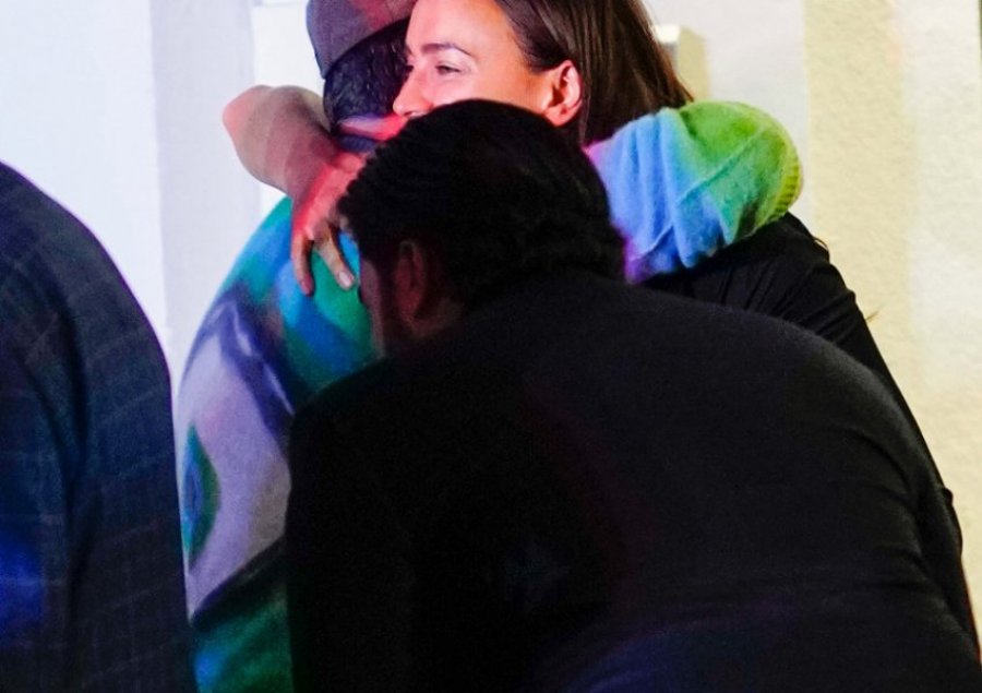 U tha se është në krahët e Kanye West por Irina Shayk fotografohet duke përqafuar dikë tjetër