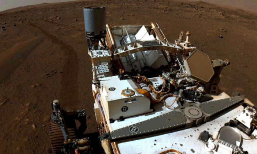  Roveri i NASA-s përgatitet që ta marrë mostrën e parë të gurëve në Mars 
